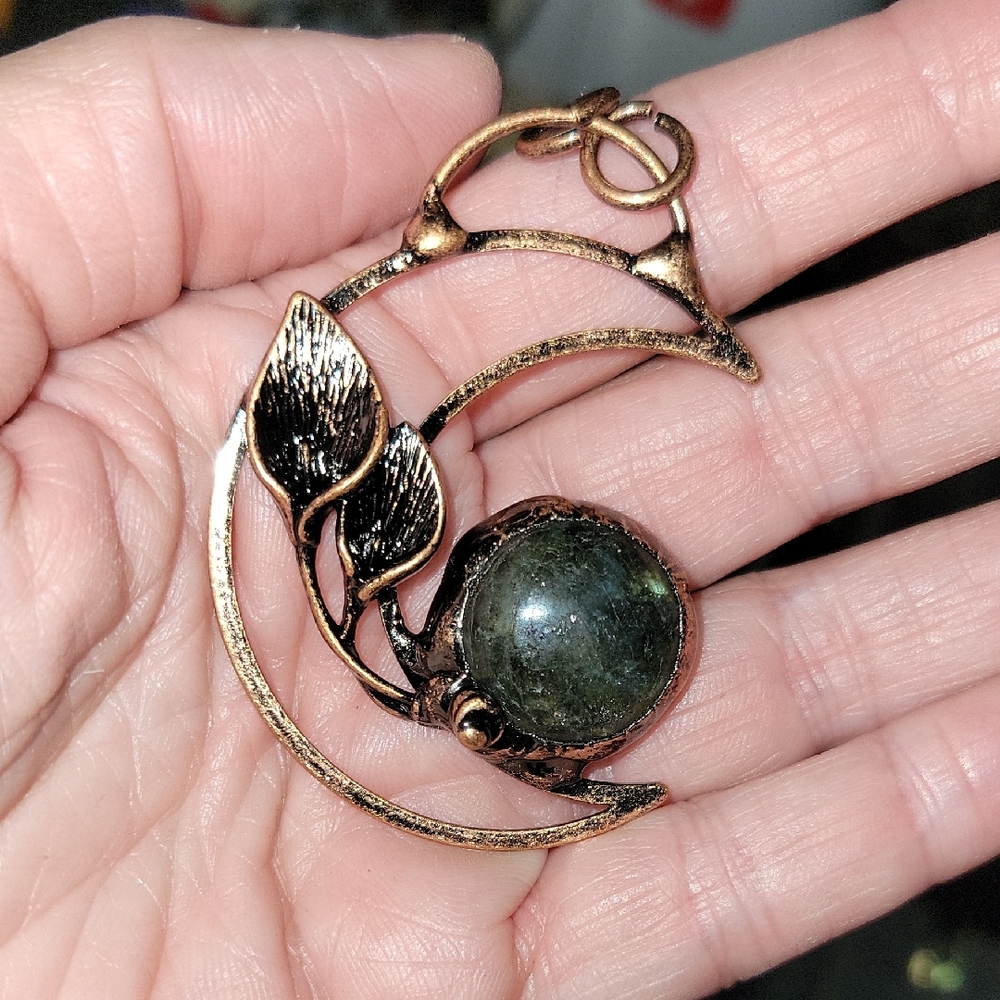 Artistic Bronze Leaf Pendant with Labradorite Stone